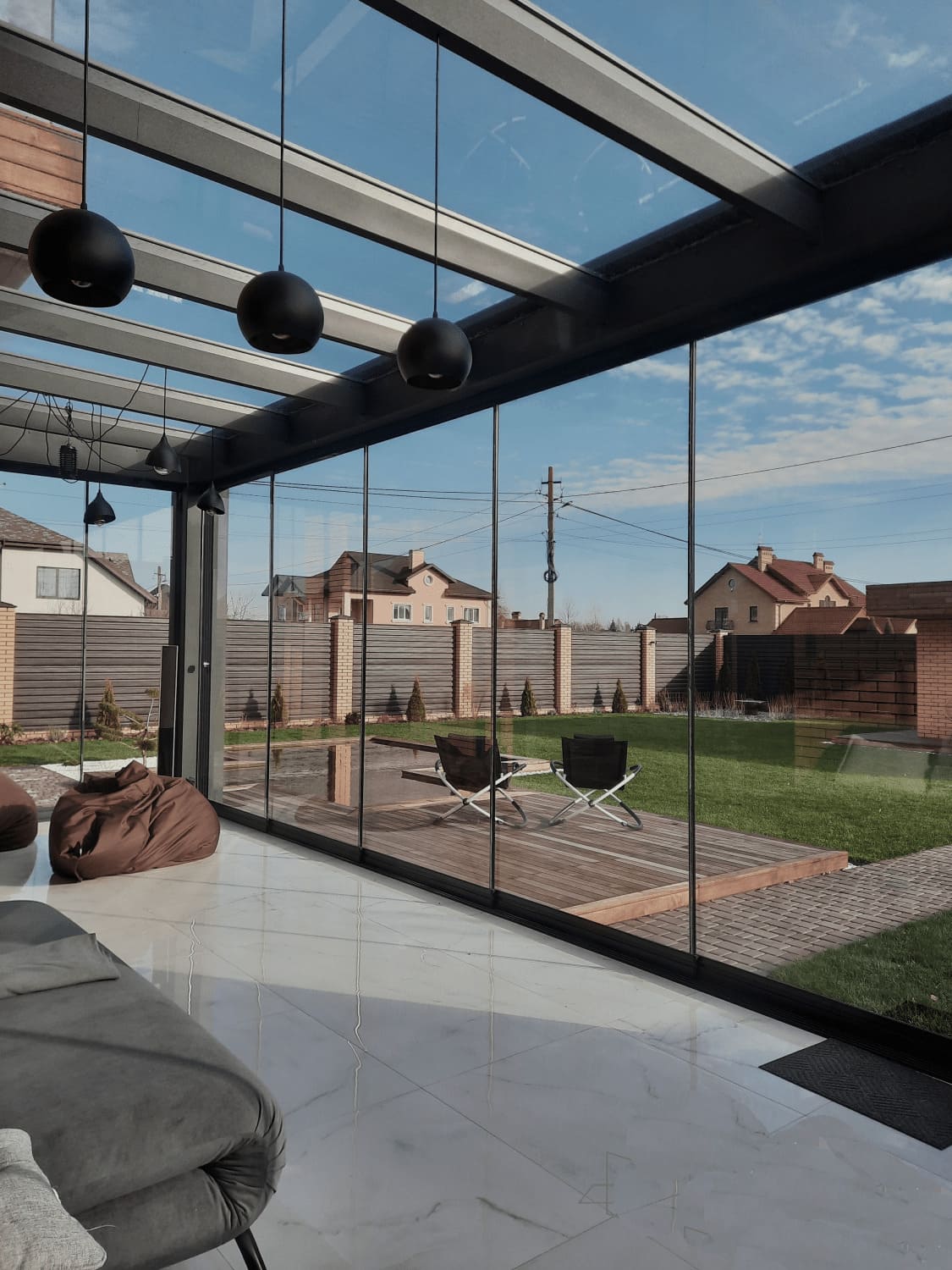 БЕЗРАМНЕ СКЛІННЯ: ІННОВАЦІЙНА КОНСТРУКЦІЯ ДЛЯ СТИЛЬНОГО ДИЗАЙНУ