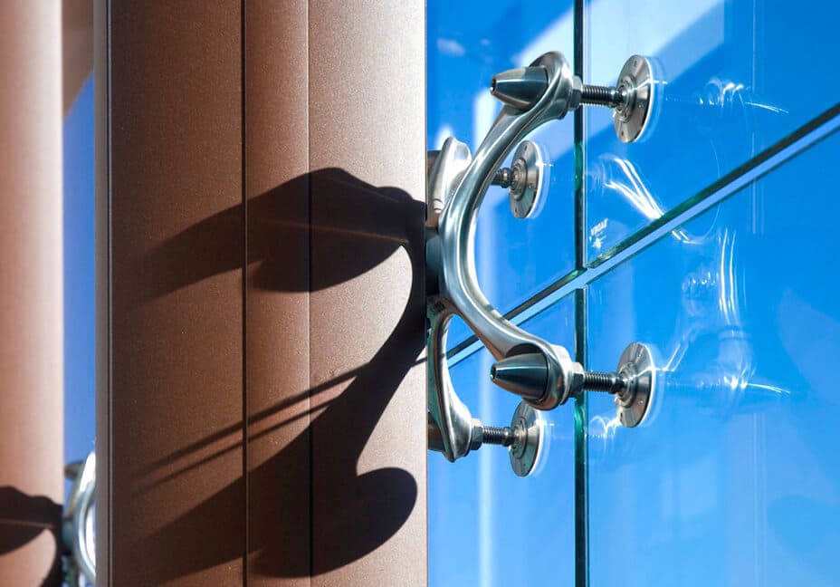 СПАЙДЕРНЕ СКЛІННЯ: ЕСТЕТИКА, МІЦНІСТЬ ТА ІННОВАЦІЇ У ФАСАДНОМУ РІШЕННІ