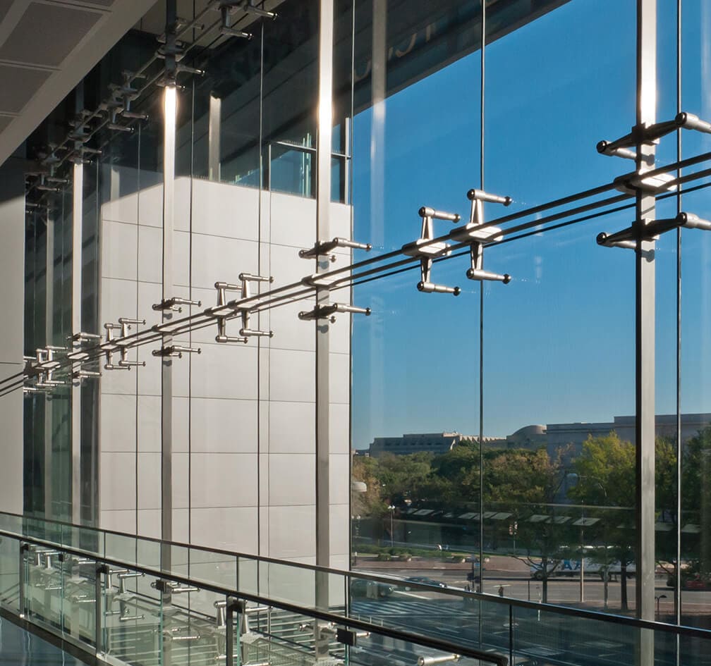 СПАЙДЕРНЕ СКЛІННЯ: ЕСТЕТИКА, МІЦНІСТЬ ТА ІННОВАЦІЇ У ФАСАДНОМУ РІШЕННІ