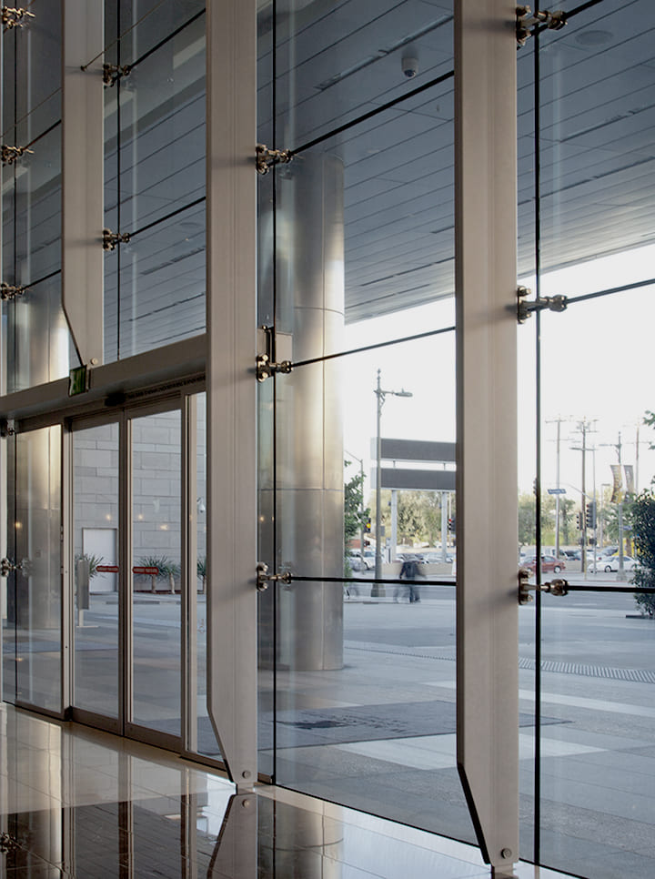 СПАЙДЕРНЕ СКЛІННЯ: ЕСТЕТИКА, МІЦНІСТЬ ТА ІННОВАЦІЇ У ФАСАДНОМУ РІШЕННІ